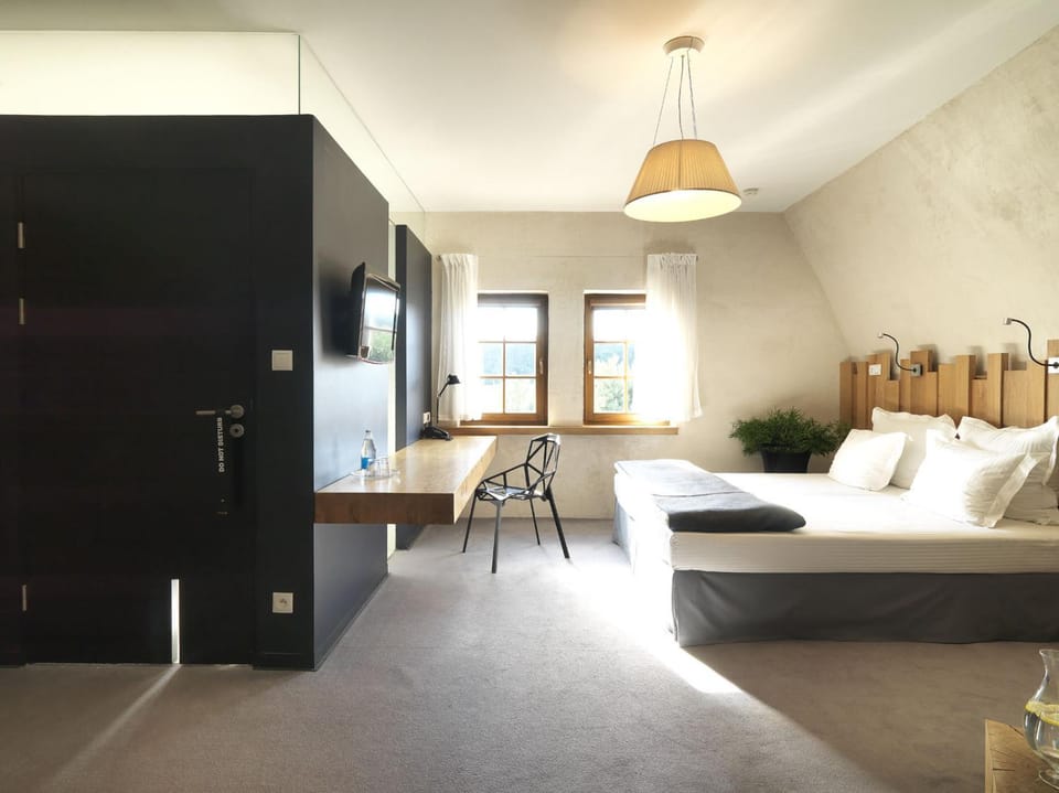 Bed, TV and multimedia, Photo of the whole room, Bedroom