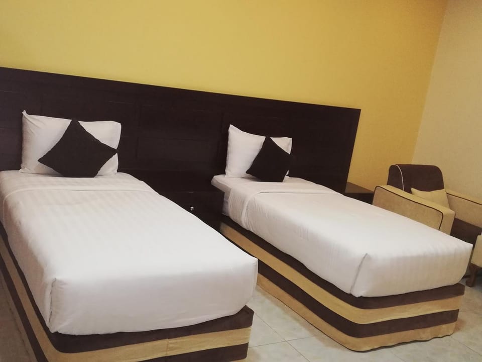 Bed, Photo of the whole room, Bedroom, Quiet street view
