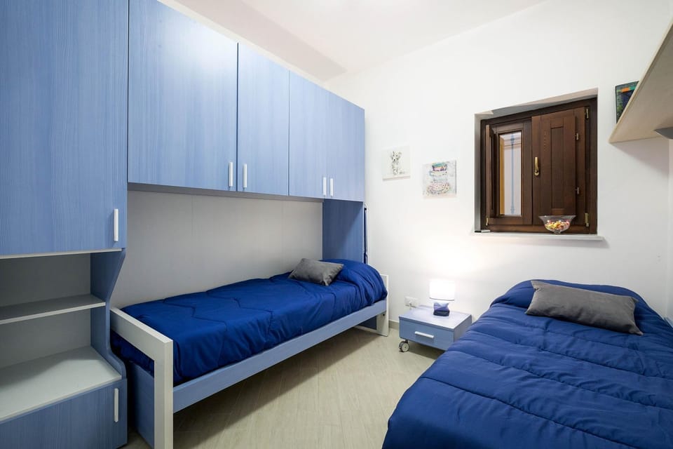 Property building, Bed, TV and multimedia, Bedroom