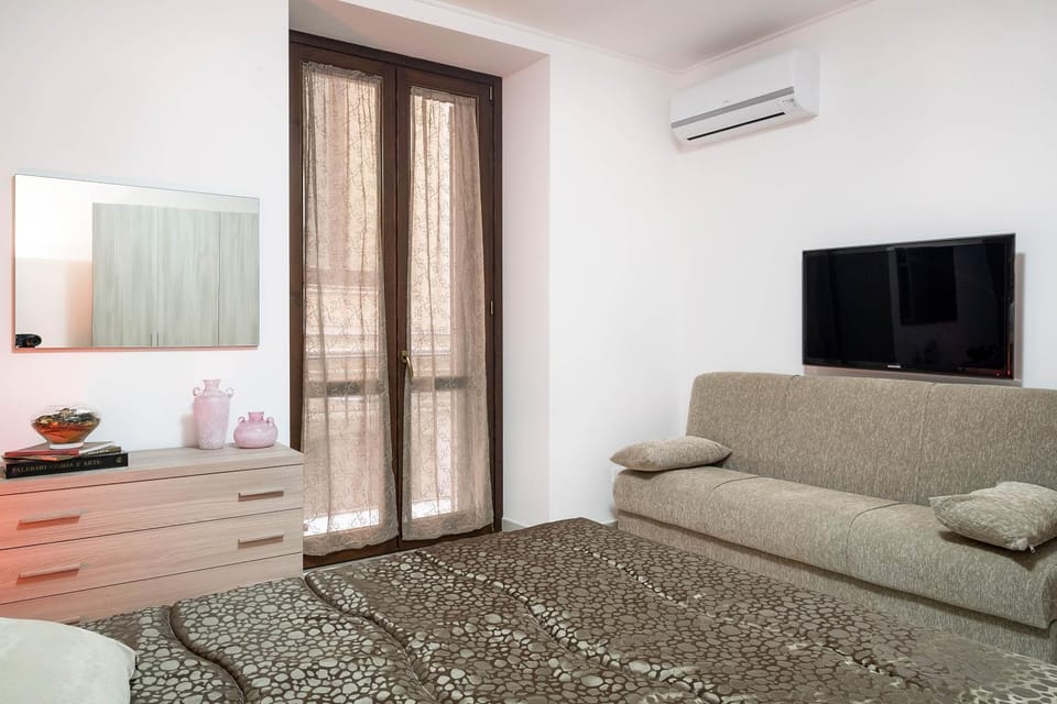 Communal lounge/ TV room, Bed, TV and multimedia, Bedroom