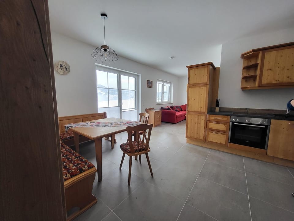 Kitchen or kitchenette, Seating area, Dining area, stove
