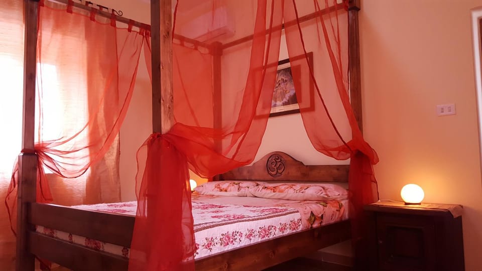Bed, Photo of the whole room