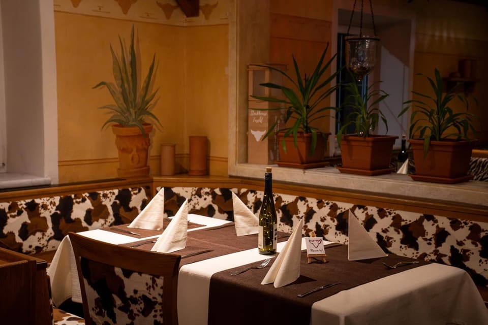 Restaurant/places to eat, Seating area