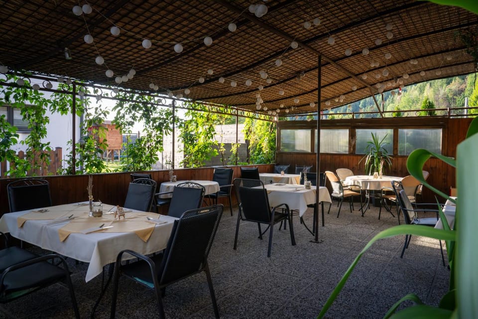 Restaurant/places to eat, Balcony/Terrace