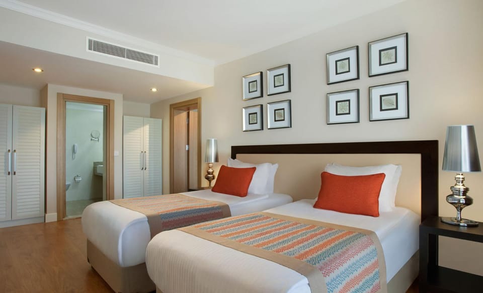 Bed, Photo of the whole room, Bedroom, wardrobe, air conditioner