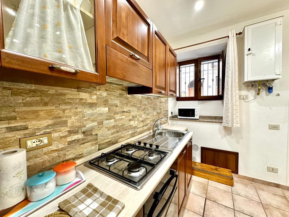 Kitchen or kitchenette, minibar, stove