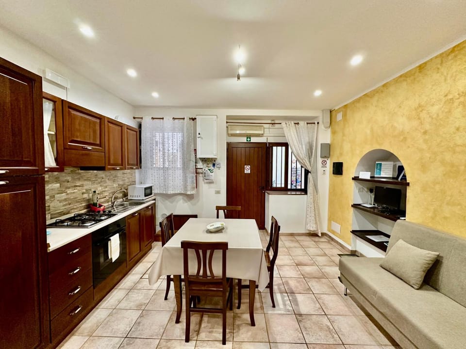 Kitchen or kitchenette, Living room, Seating area, Dining area, oven, stove