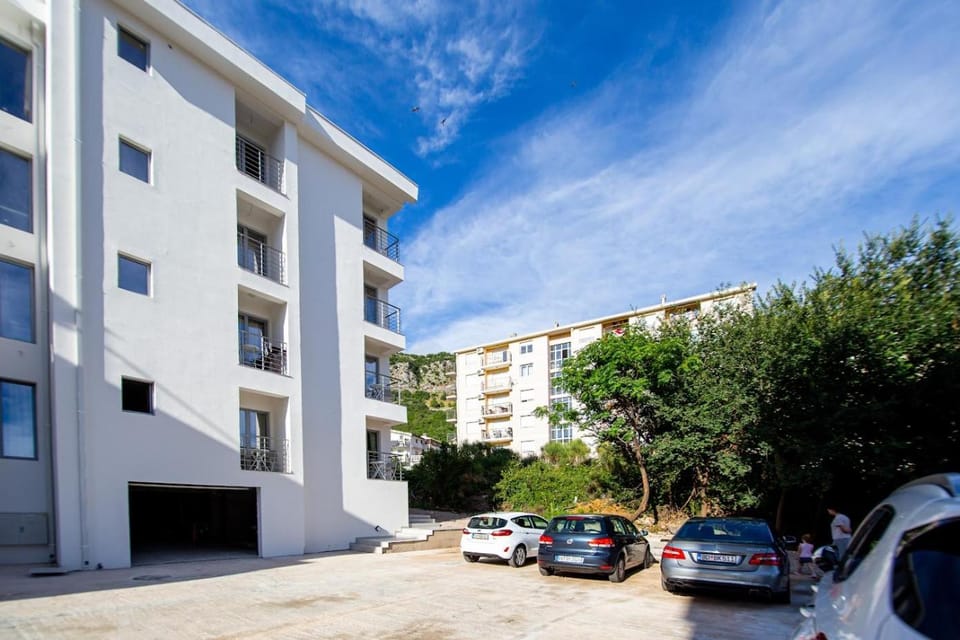 Property building, Day, Neighbourhood, Location, Parking