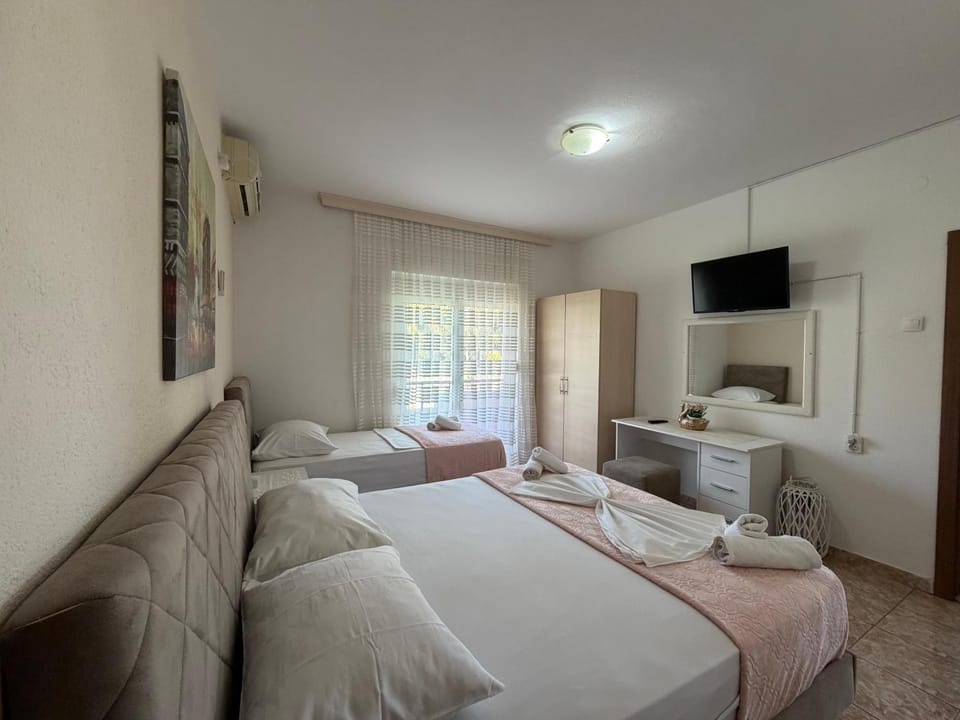Bed, TV and multimedia, Photo of the whole room, Bedroom, towels