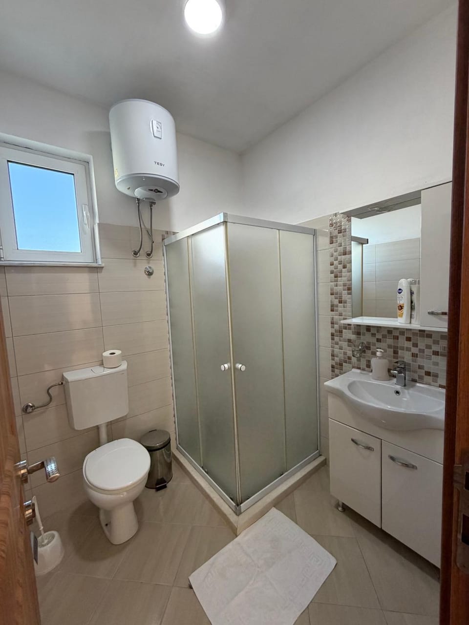 Shower, Toilet, Bathroom, bidet, towels
