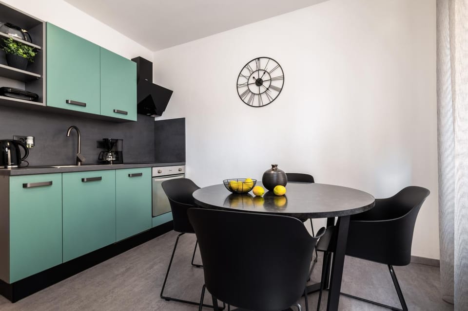 Kitchen or kitchenette, Dining area