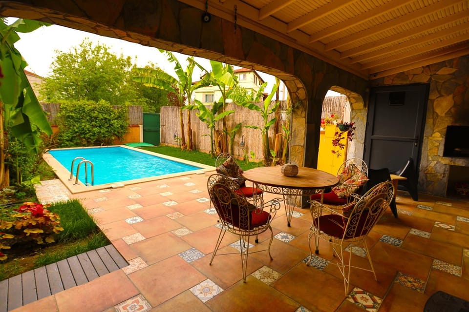 Patio, Day, Garden, Dining area, Garden view, Pool view, Swimming pool, sunbed