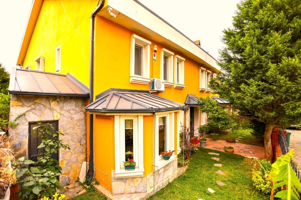 Property building, Spring, Day, Garden, Garden view
