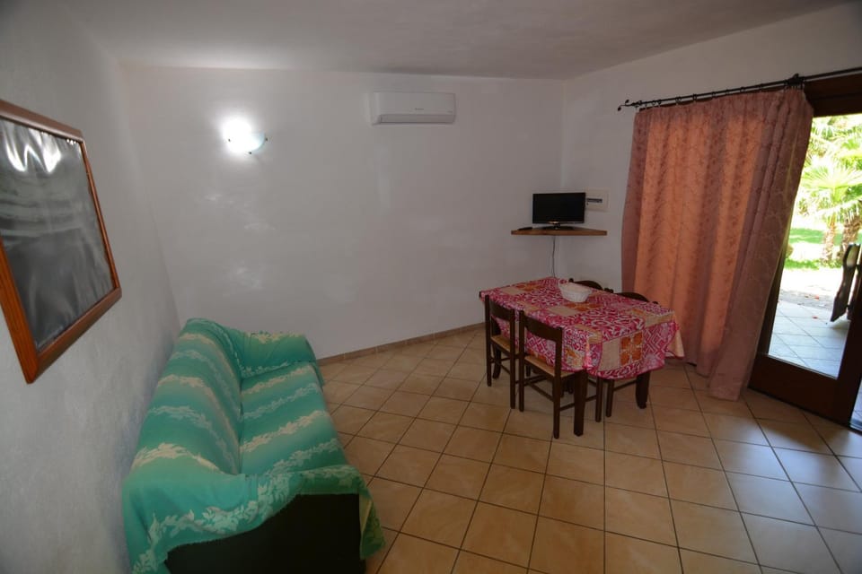 TV and multimedia, Coffee/tea facilities, Living room, Seating area, Dining area