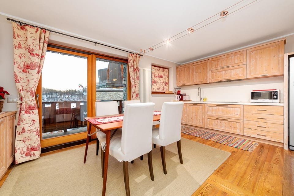 Kitchen or kitchenette, Dining area