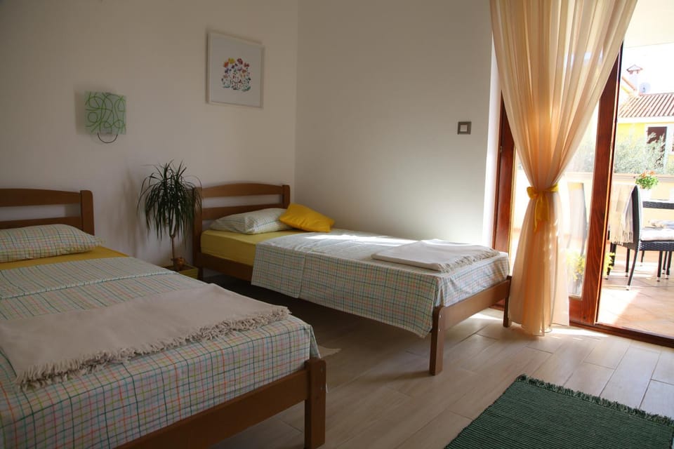 Bed, Garden view