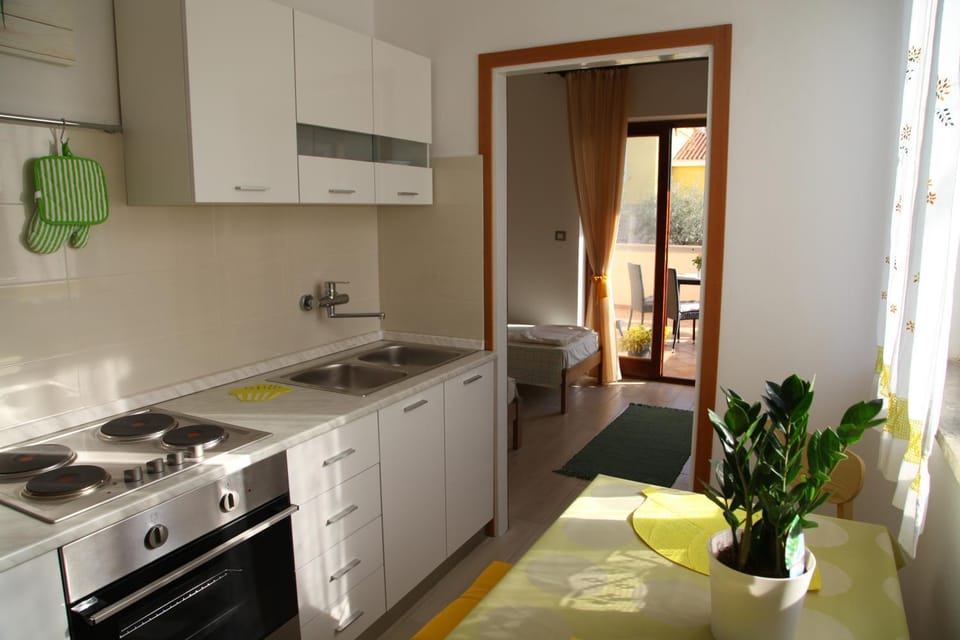 Kitchen or kitchenette, Garden view