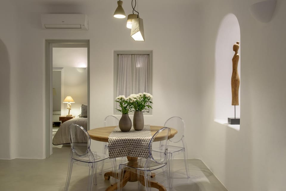Living room, Photo of the whole room, Decorative detail, Seating area, Dining area, air conditioner