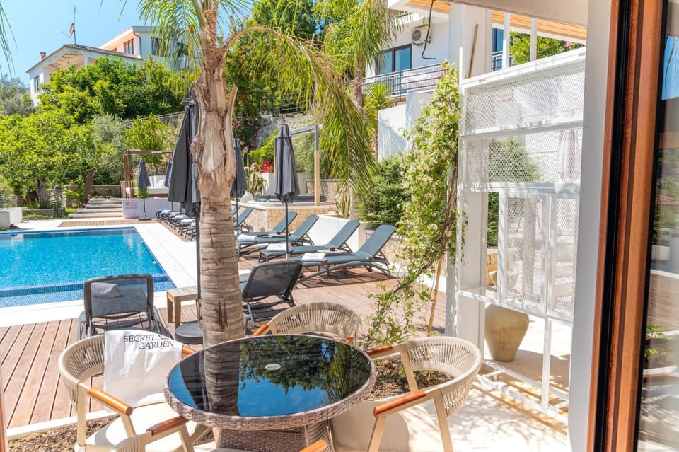 Garden, Garden view, Swimming pool, sunbed