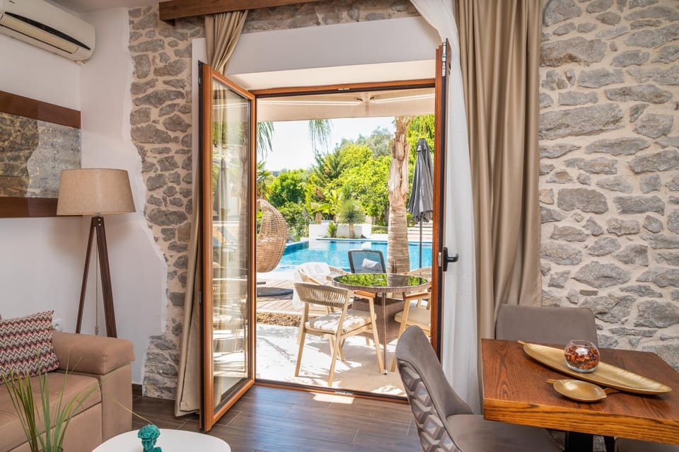 Day, Balcony/Terrace, Living room, Seating area, Swimming pool, sunbed, air conditioner