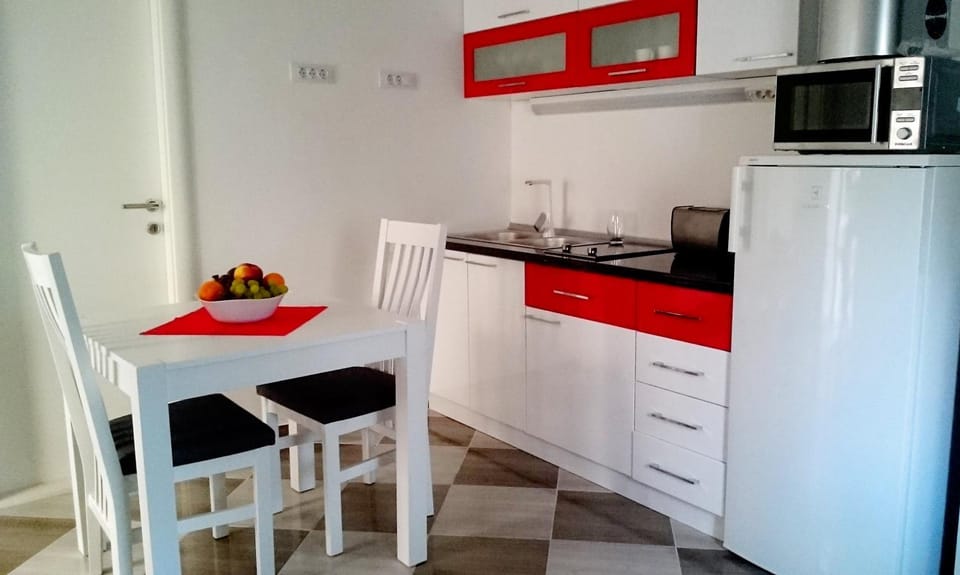 Kitchen or kitchenette, Dining area