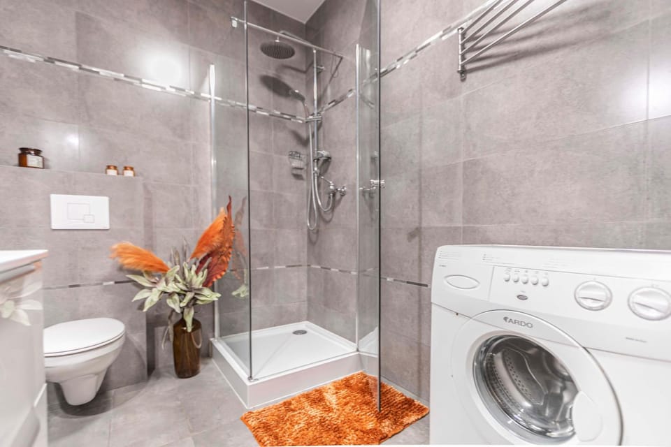 Toilet, Bathroom, towels, washing machine