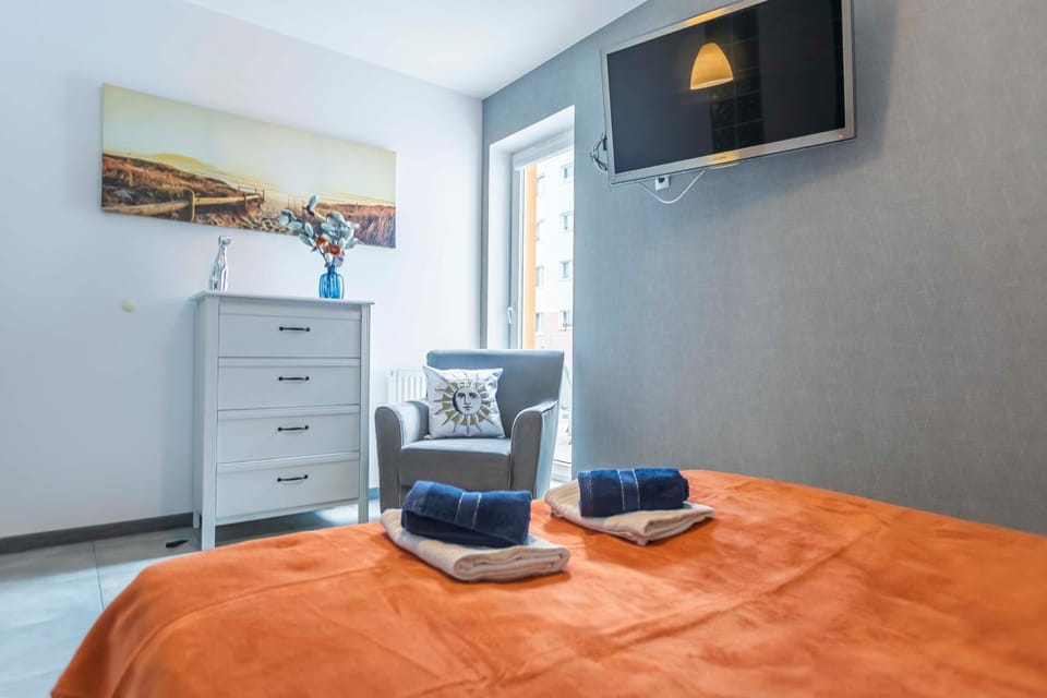 Bed, TV and multimedia, Bedroom