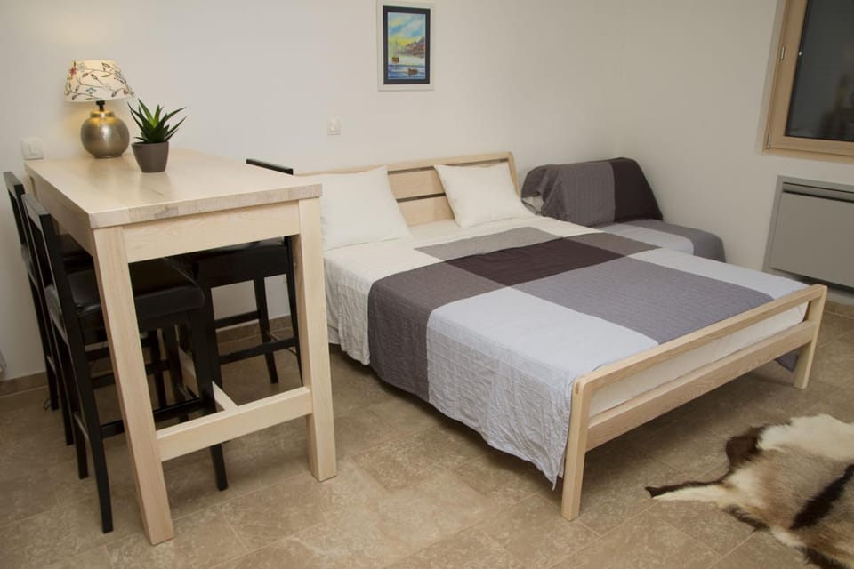 Bed, Dining area, Bedroom