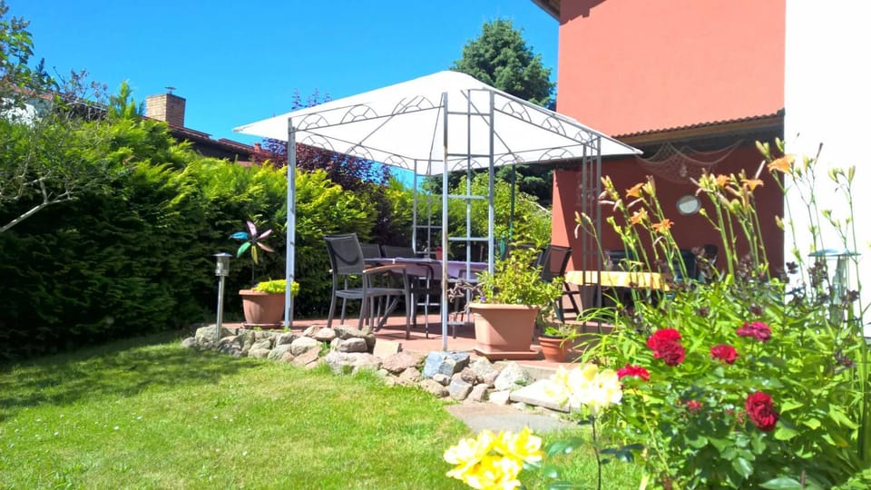 Property building, Garden, Balcony/Terrace