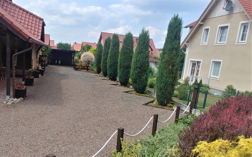 Willa AXLA z werandą ogrodem i parkingiem Bed and Breakfast in Lower Silesian Voivodeship
