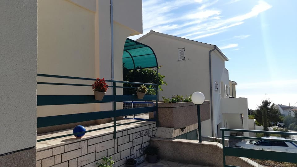 Property building, Internal: Not applicable to any particular room