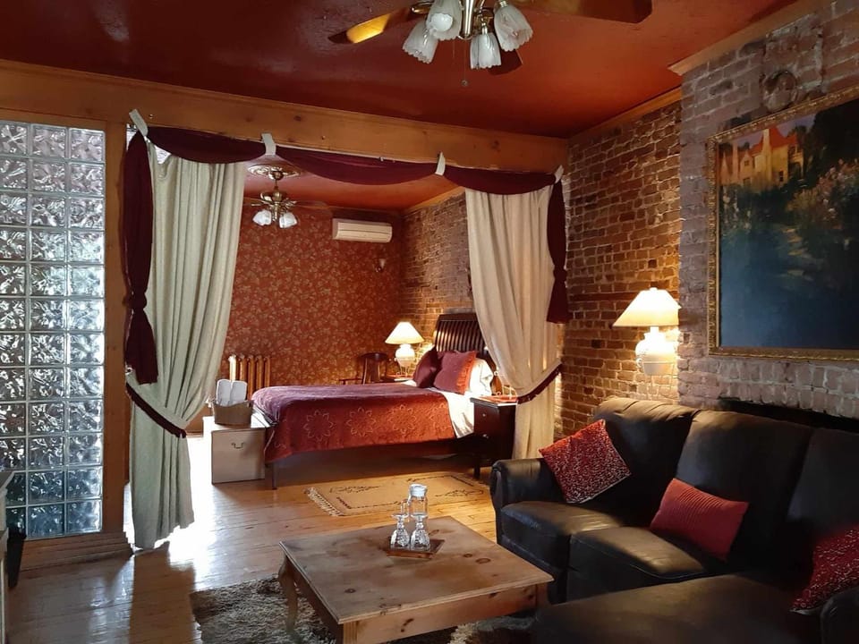 Bed, Photo of the whole room, Seating area, Bedroom