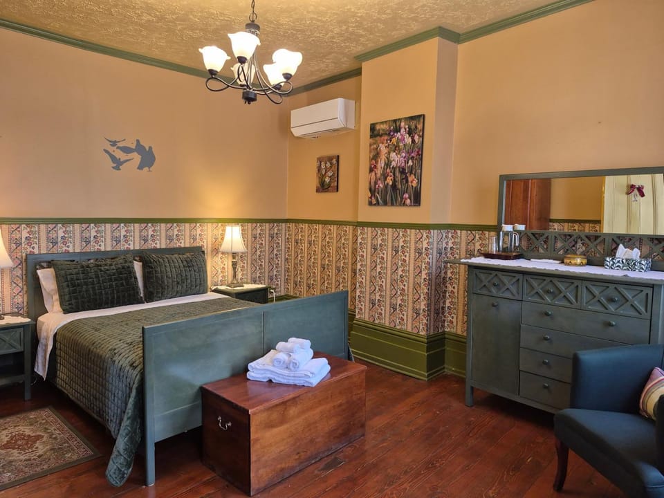 Bed, Photo of the whole room, Bedroom, air conditioner