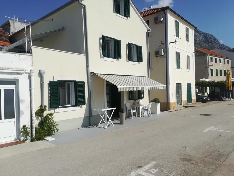Property building, Facade/entrance