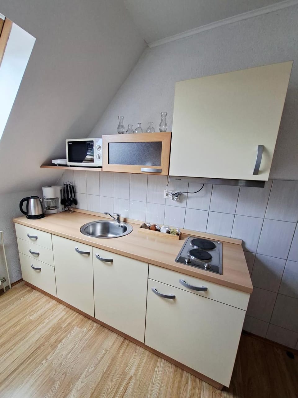 Coffee/tea facilities, Kitchen or kitchenette, stove, toaster