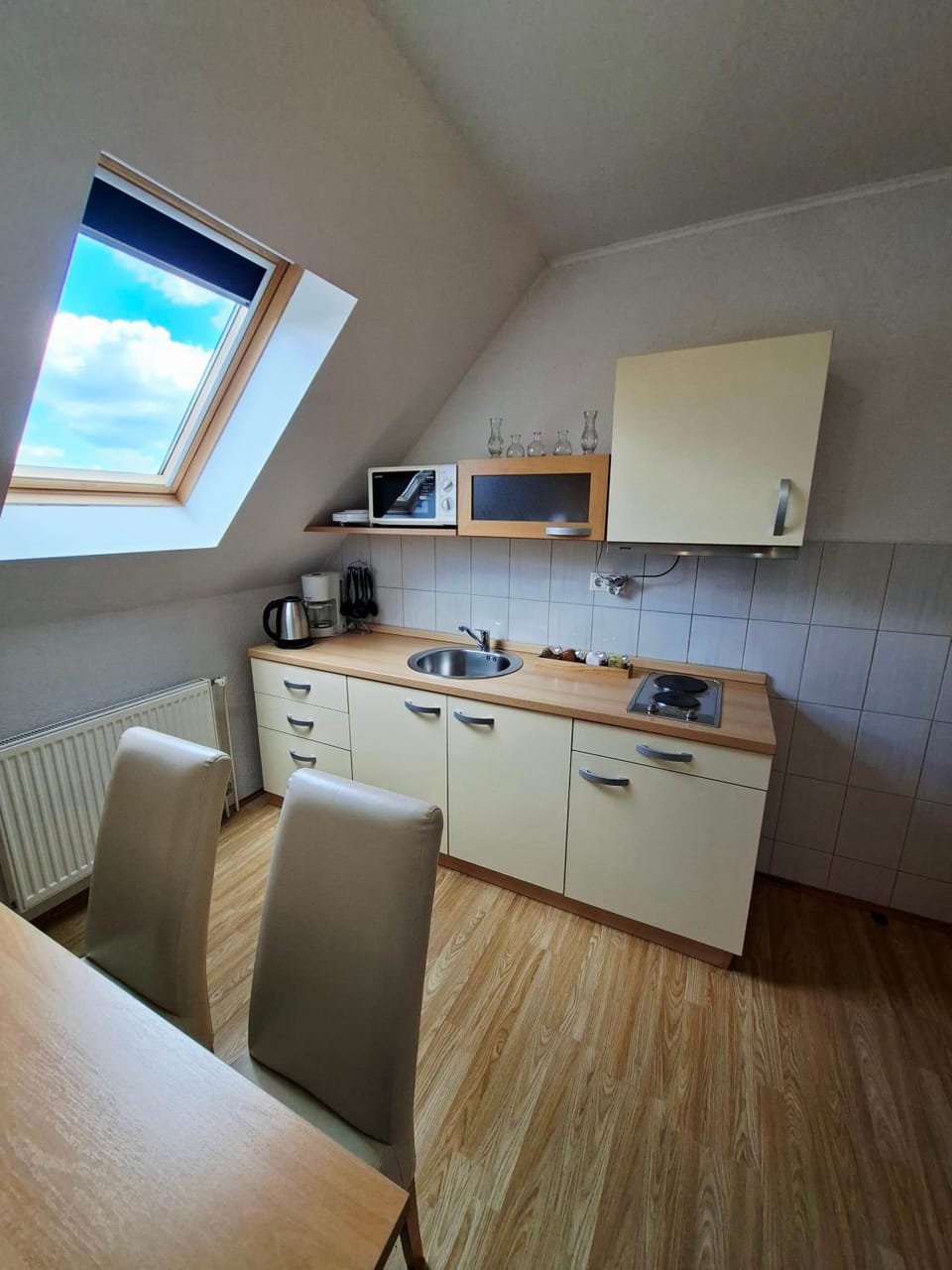 Coffee/tea facilities, Kitchen or kitchenette, stove, toaster
