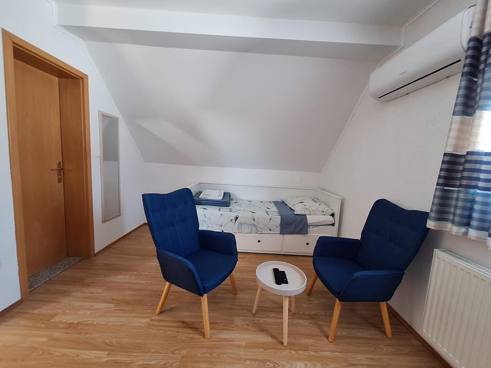 Bed, Seating area, heating, heating, internet, towels, air conditioner