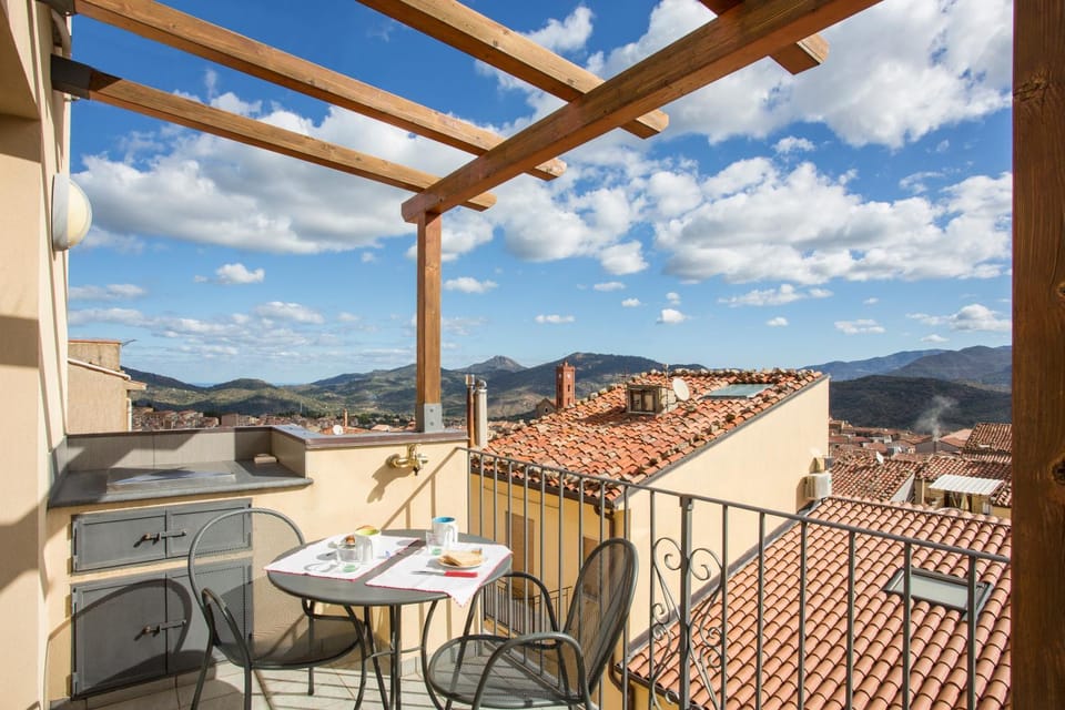 BBQ facilities, Balcony/Terrace, Mountain view