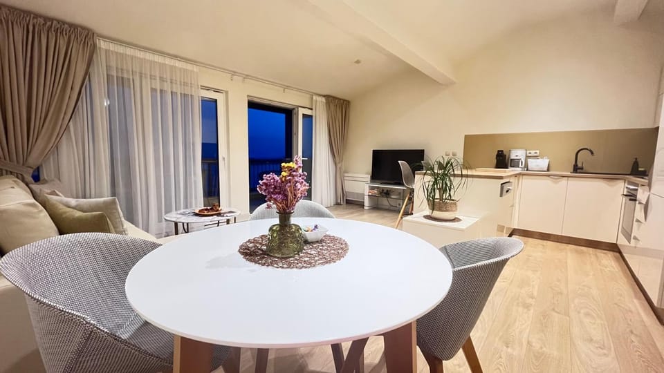 TV and multimedia, Coffee/tea facilities, Kitchen or kitchenette, Living room, Seating area