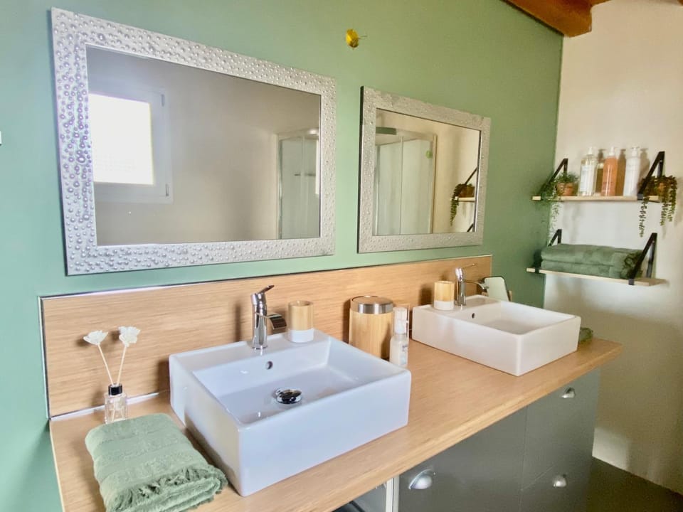 Toilet, Property building, Bathroom, towels
