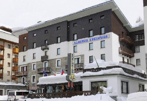 Facade/entrance, Winter