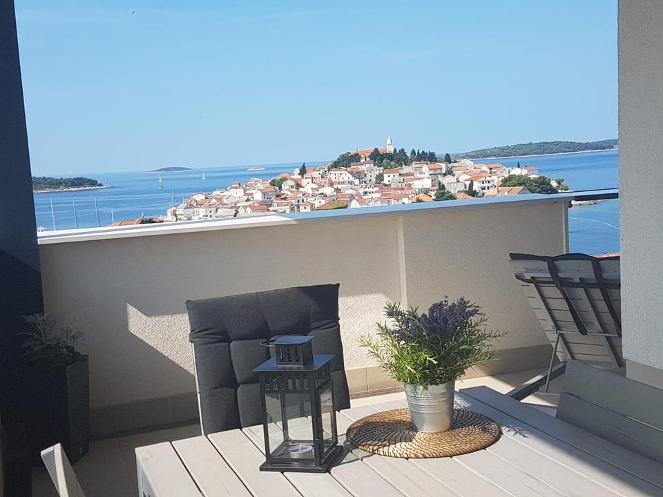 Day, View (from property/room), Balcony/Terrace, Seating area, City view, Landmark view, Sea view