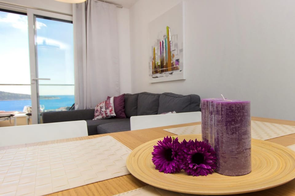 Living room, Decorative detail, Seating area, Dining area, Sea view