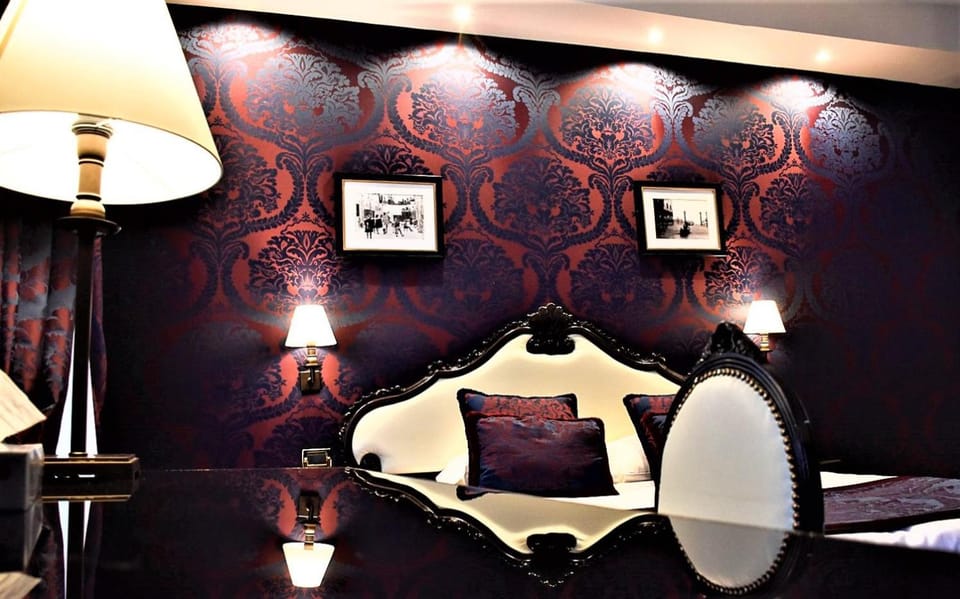 Bed, Photo of the whole room, Decorative detail, Seating area, Bedroom