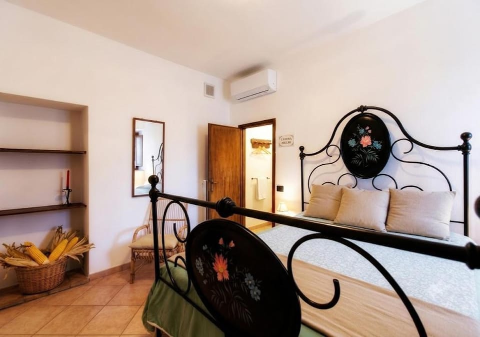 Photo of the whole room, Bedroom, air conditioner