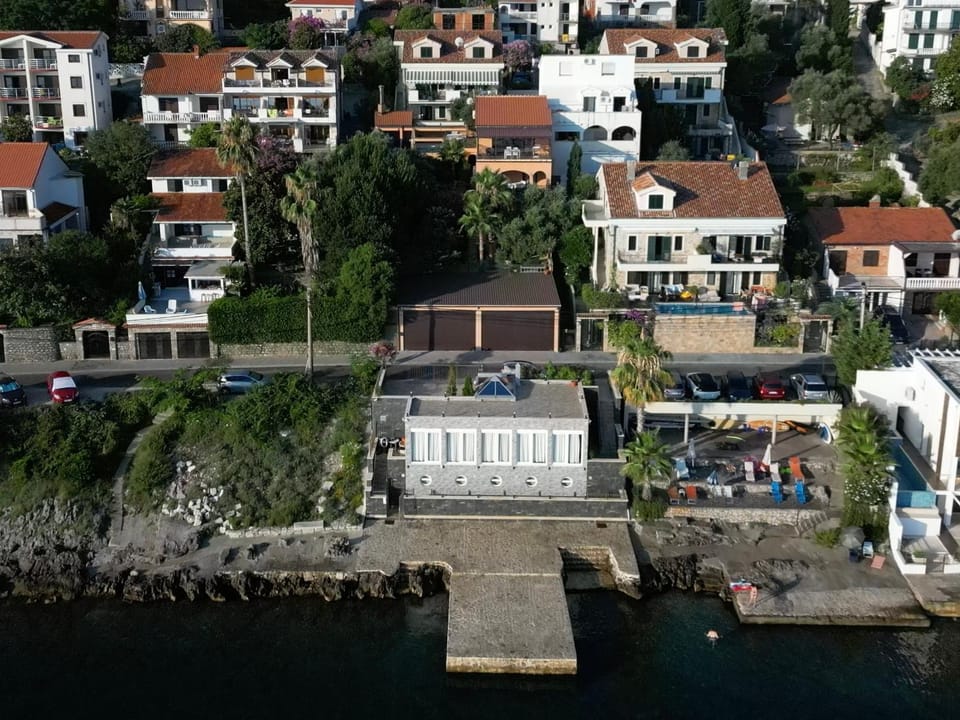 Facade/entrance, Area and facilities