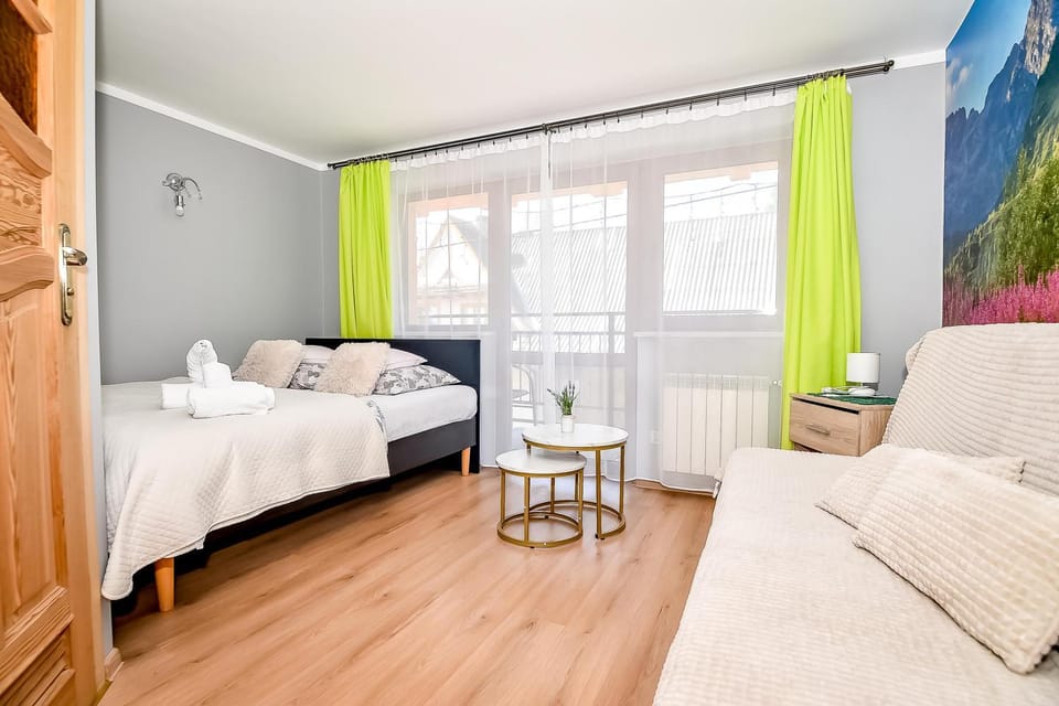 Bed, Living room, Photo of the whole room, Seating area, Bedroom, towels