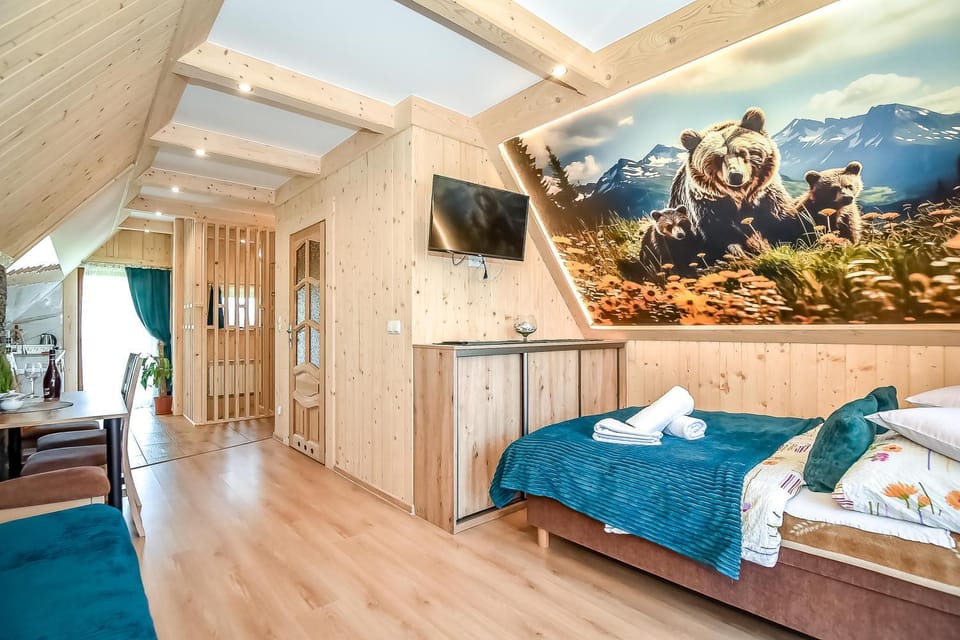 Bed, TV and multimedia, Living room, Photo of the whole room, Seating area, Bedroom, towels