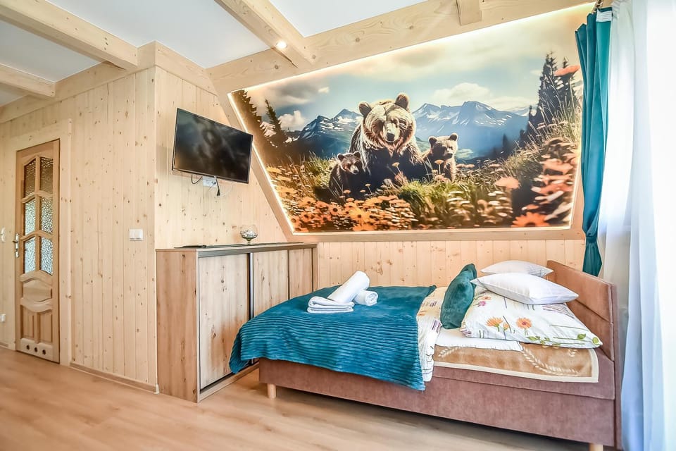 Bed, TV and multimedia, Photo of the whole room, Bedroom, towels