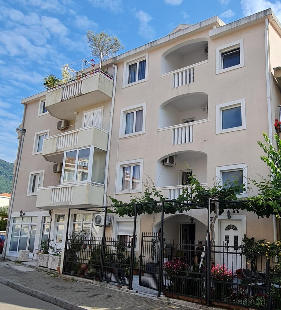 Hibiscus Guest House Bed and Breakfast in Budva